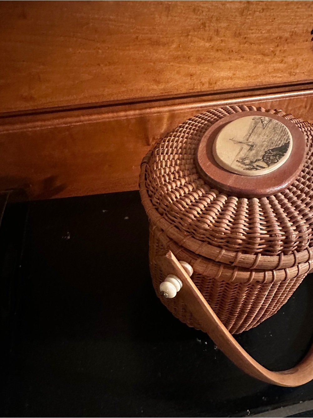 Iconic Nantucket Basket Purse with Traditional Scrimshaw Plaque. VINTAGE. - Picture 3 of 7